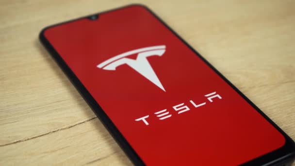 Tesla logo aan de telefoon. 9 april 2021 Moskou Rusland — Stockvideo