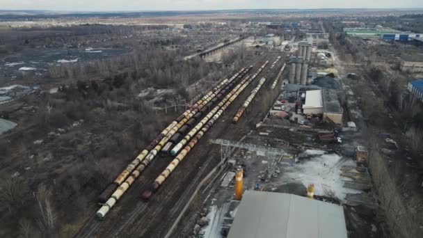 De nombreux trains transportant du carburant, des produits pétroliers. prise de vue aérienne — Video