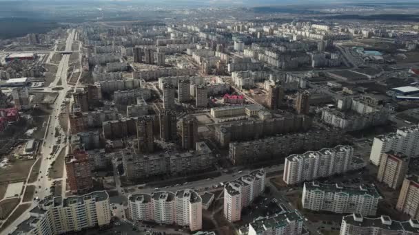 Des images d'une grande ville d'en haut. tir aérien par drone — Video