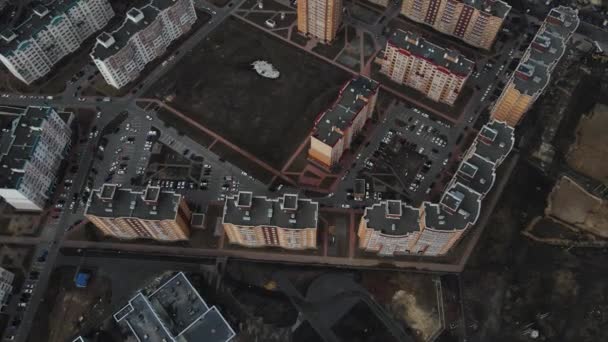 Πλάνα από ψηλά σε κατοικημένη περιοχή πολυόροφων κτιρίων. εναέρια λήψη — Αρχείο Βίντεο