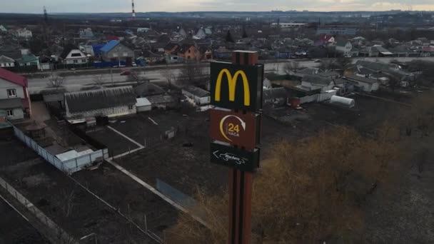 Restauracja szybkiej obsługi McDonalds. Moskwa Rosja 19 kwietnia 2021 — Wideo stockowe