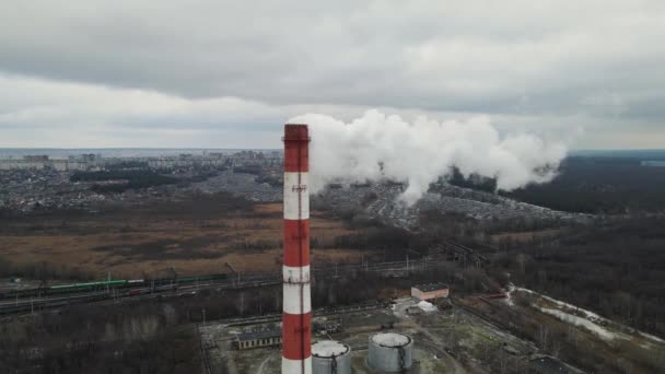Пуфи диму, що виходять з високого димоходу через виробництво на заводі — стокове відео