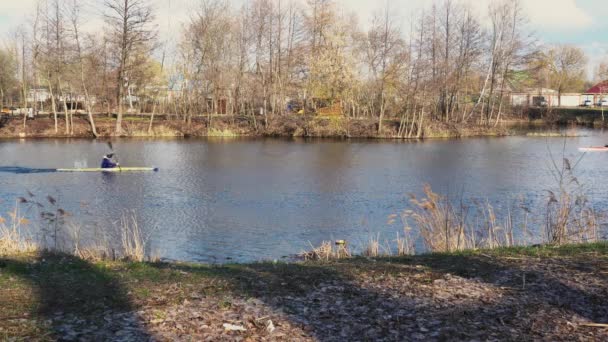 Atleten oefenen kajakken op de rivier — Stockvideo