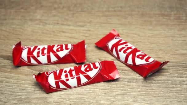 Kitkat barra de chocolate. moscow russia abril 24, 2021 — Vídeos de Stock