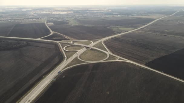 Snelweg buiten de stad met een grote kruising. luchtfoto 's — Stockvideo