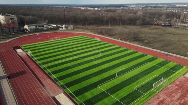 Футбольне поле з біговими доріжками для атлетики. Авіаційний постріл — стокове відео