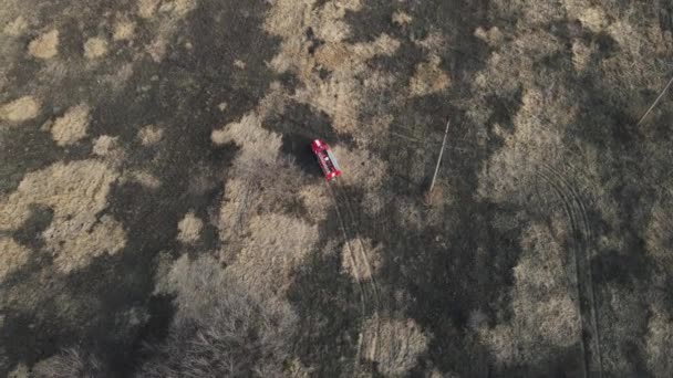 Bewegung eines Feuerwehrfahrzeugs über das Feld. Luftaufnahmen — Stockvideo