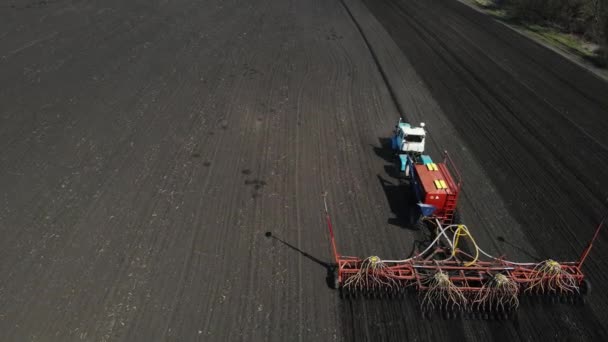 一辆装有轮耕犁的农用拖拉机为播种作准备. — 图库视频影像