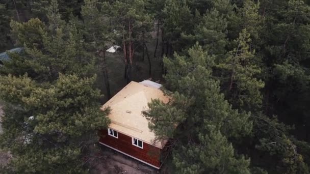 Murowany dom w lesie, położony głęboko w lesie. zestrzelenie drona lotniczego — Wideo stockowe