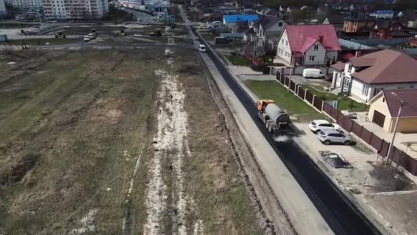 Fotografering av fordon som reparerar vägen i bostadssektorn. antenner — Stockvideo