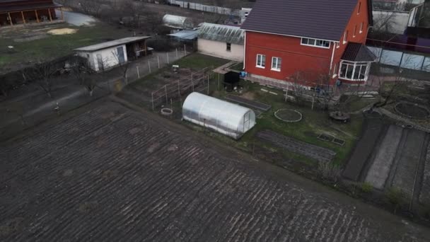 Hausgemachtes Gewächshaus am Garten — Stockvideo