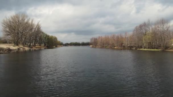 春の川沿いのカメラの動き。空中射撃 — ストック動画