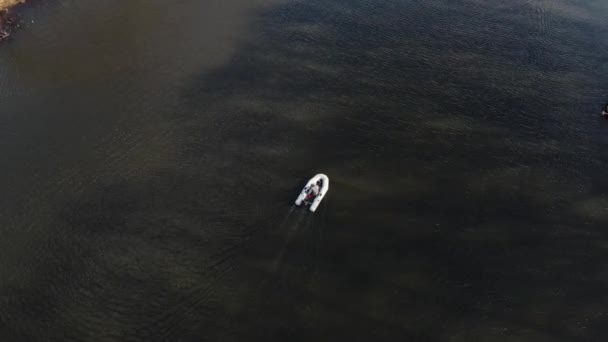 Un homme navigue sur un bateau à moteur. prise de vue aérienne — Video