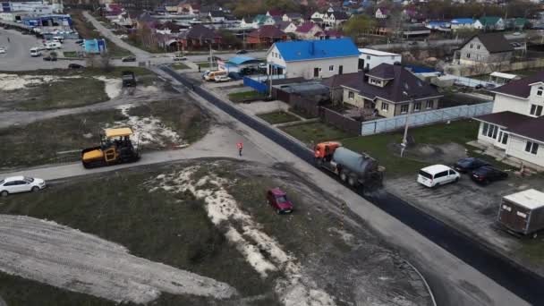 Specjalny sprzęt jest zaangażowany w naprawę i asfaltowanie drogi. antena — Wideo stockowe