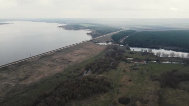 Groot reservoir met een dam. luchtfoto 's — Stockvideo
