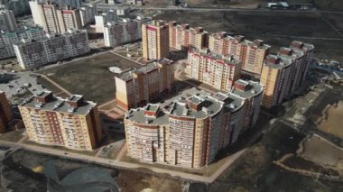 Çok katlı binaları olan bir bölgenin hava incelemesi