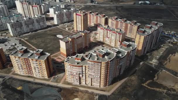 Lakóépületekkel rendelkező terület légi vizsgálata többszintes lakóépületekkel — Stock videók