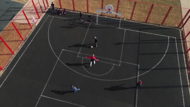A kisgyerekek utcai fociznak. légi felvétel — Stock videók