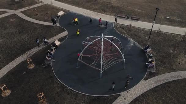 Niños juegan en un moderno parque infantil seguro interesante en el parque — Vídeo de stock