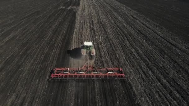 Traktor pflügt das Land, das durch das Feld führt. Luftaufnahmen — Stockvideo