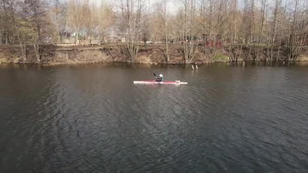 Muž kajak plující podél koryta řeky. letecké snímání — Stock video