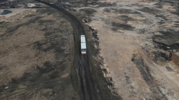 Een grote wagen rijdt langs een onverharde weg. luchtfoto 's — Stockvideo