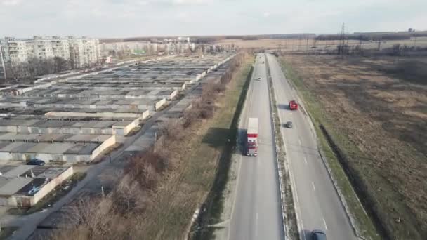 Movimento de um caminhão de bombeiros na estrada. tiro aéreo — Vídeo de Stock