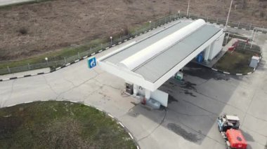 Hava saldırısı. Gazprom 'da araçlara yakıt ikmali. Moskova Rusya 9 Mayıs 2021