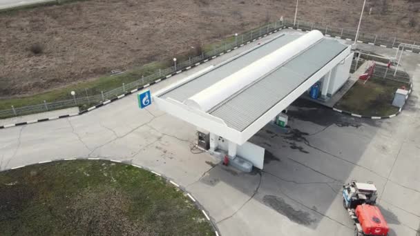 Zdjęcia lotnicze. tankowanie samochodów na Gazpromie. Moskwa Rosja 9 maja 2021 — Wideo stockowe