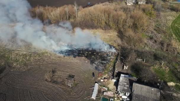 Požár v soukromém domě poblíž hřiště. letecké snímání — Stock video