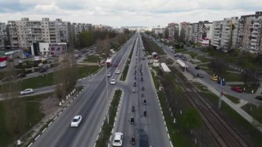 Şehirdeki yol boyunca birçok motosikletin hareketi