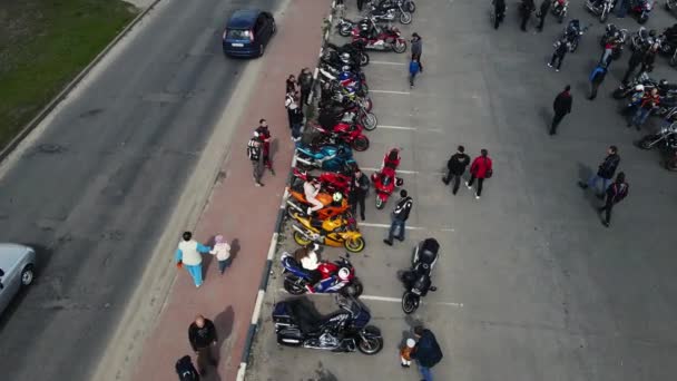 Viele Motorräder auf dem Parkplatz. Moskau Russland 10. Mai 2021 — Stockvideo