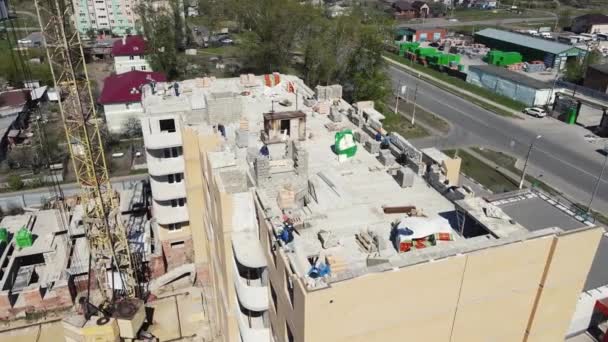 Des images de drones pour la construction d'un bâtiment à plusieurs étages — Video