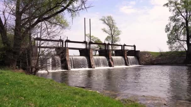 Kleiner Damm am Fluss auf dem Feld — Stockvideo