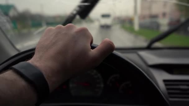 Bir arabanın direksiyonunu tutan bir adam. — Stok video