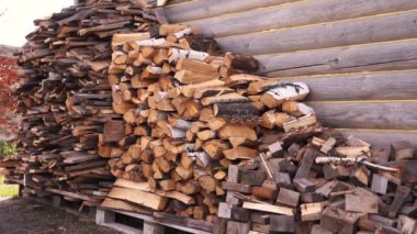 Banyoyu ısıtmak için odun yığını.