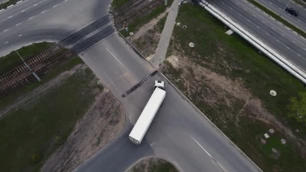 Mouvement du drone derrière le camion dans la ville — Video