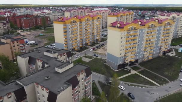 Drónmozgalom egy lakóváros mentén. légi felvétel — Stock videók