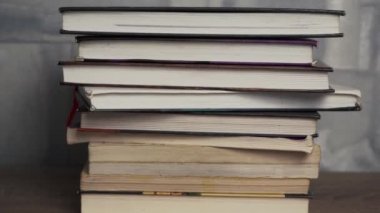 Kameranın eski kitap yığınına doğru hareketi.