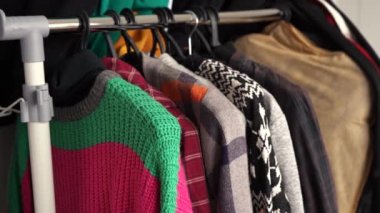 Bir sürü şey askıda asılı duruyor.