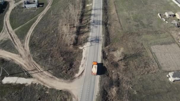 Caminhão transporta areia ao longo da estrada. tiro aéreo — Vídeo de Stock
