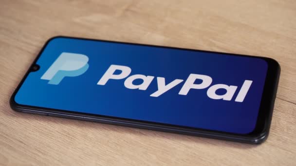 Логотип Paypal на телефоне. Москва, Россия 24 апреля 2021 года — стоковое видео