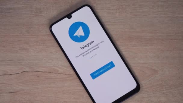 Inlogscherm van de telegram applicatie aan de telefoon. Moskou Rusland 05 mei 2021 — Stockvideo