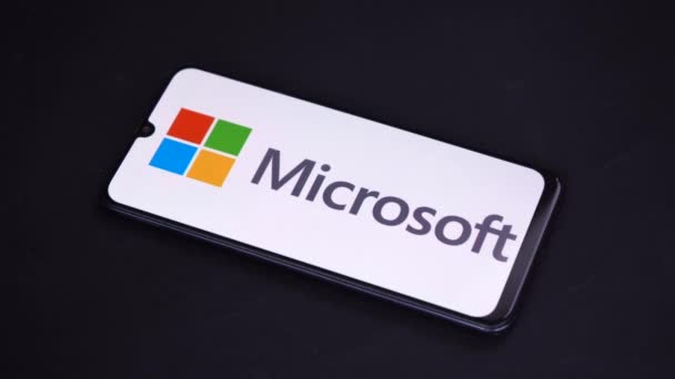 Logo Microsoft na ekranie telefonu. Moskwa Rosja 5 maja 2021 — Wideo stockowe