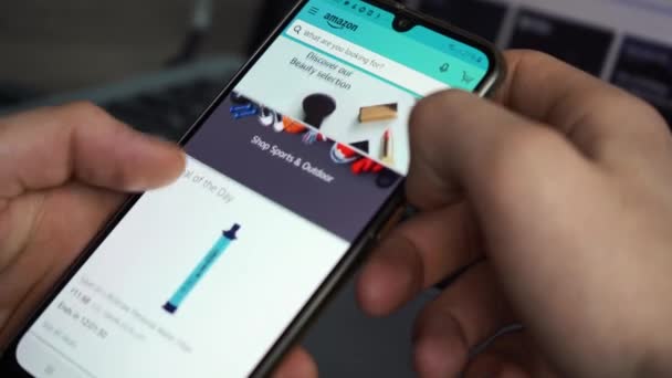 Homem faz compras no site da amazônia. Moscou Rússia 6 de maio de 2021 — Vídeo de Stock