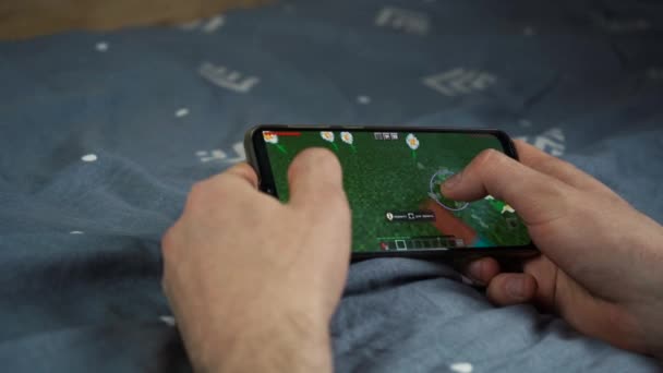 Man speelt aan de telefoon in minecraft. Moskou Rusland 6 mei 2021 — Stockvideo