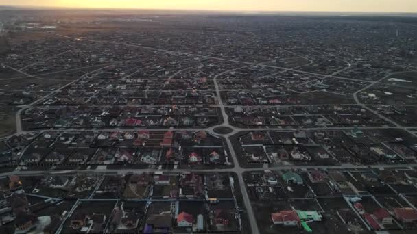 Mouvement de drone le long d'un énorme village de chalets dans la soirée au coucher du soleil — Video