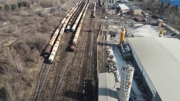 Движение беспилотников по железной дороге с топливными вагонами. воздушная стрельба — стоковое видео