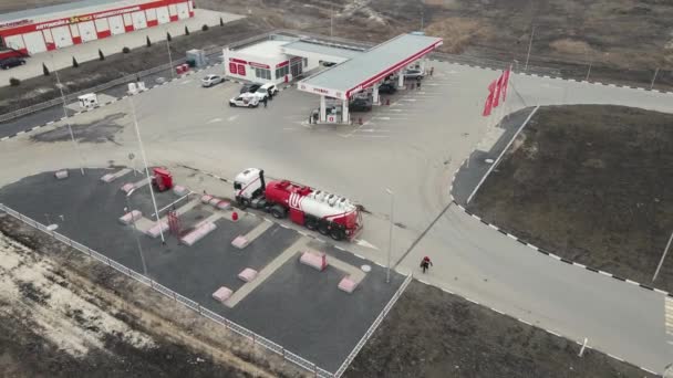 Ein Tanklastzug bringt Treibstoff zu einer Tankstelle. Moskau Russland 12. Mai 2021 — Stockvideo
