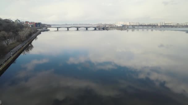 Brücke über einen breiten Fluss. Luftaufnahmen — Stockvideo